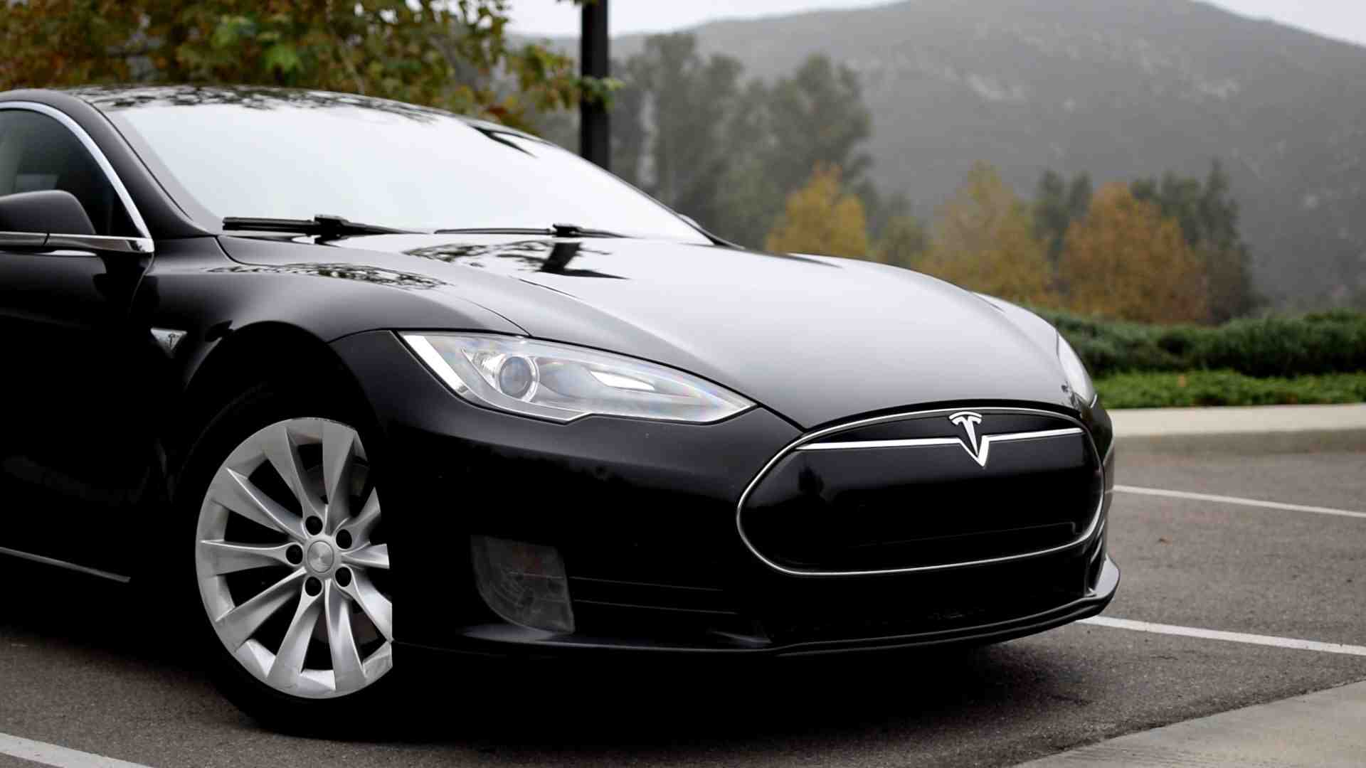 How far can a Tesla go on one charge at 70 mph?