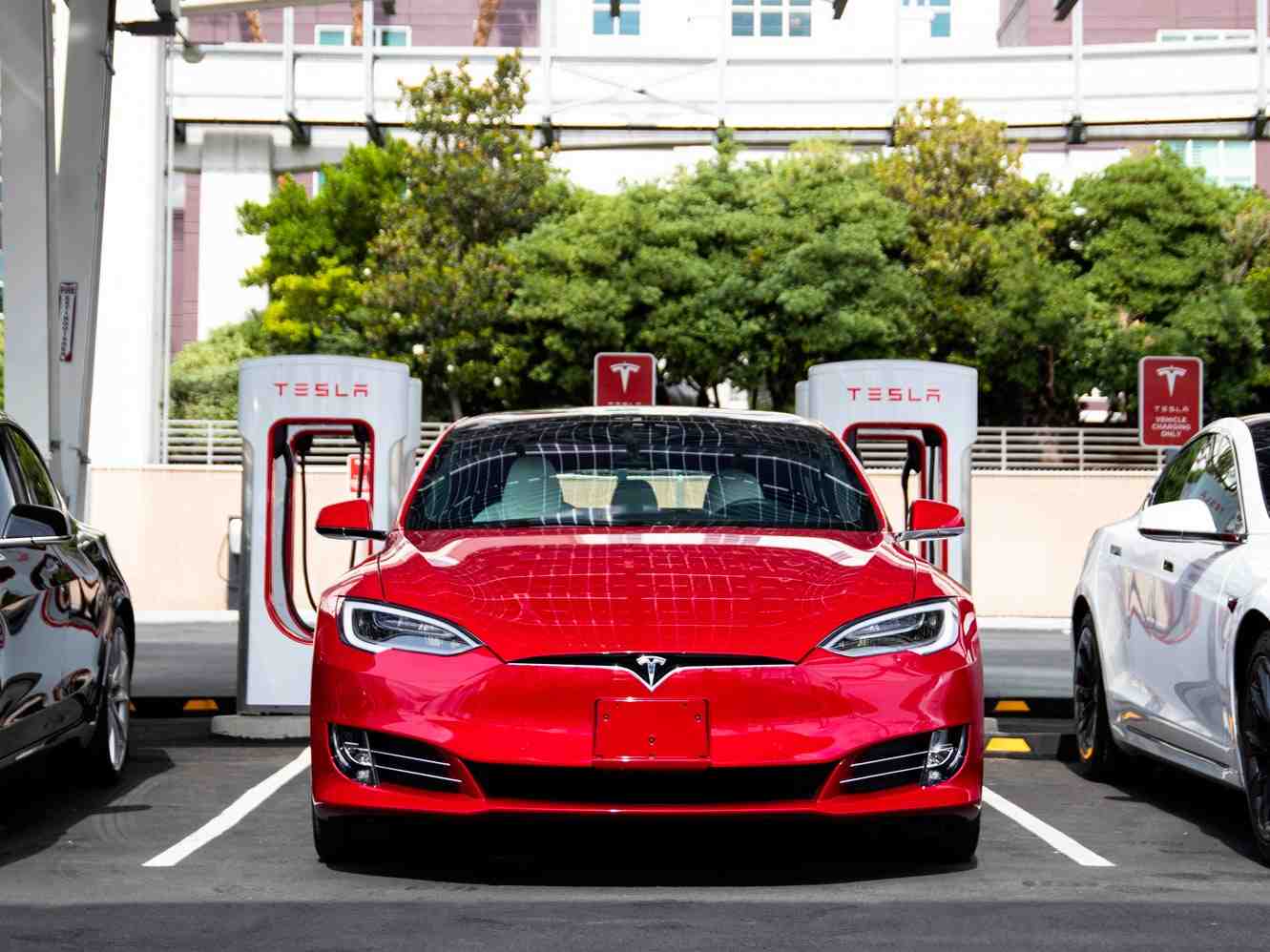 How much does it cost to charge a Tesla at a charging station?