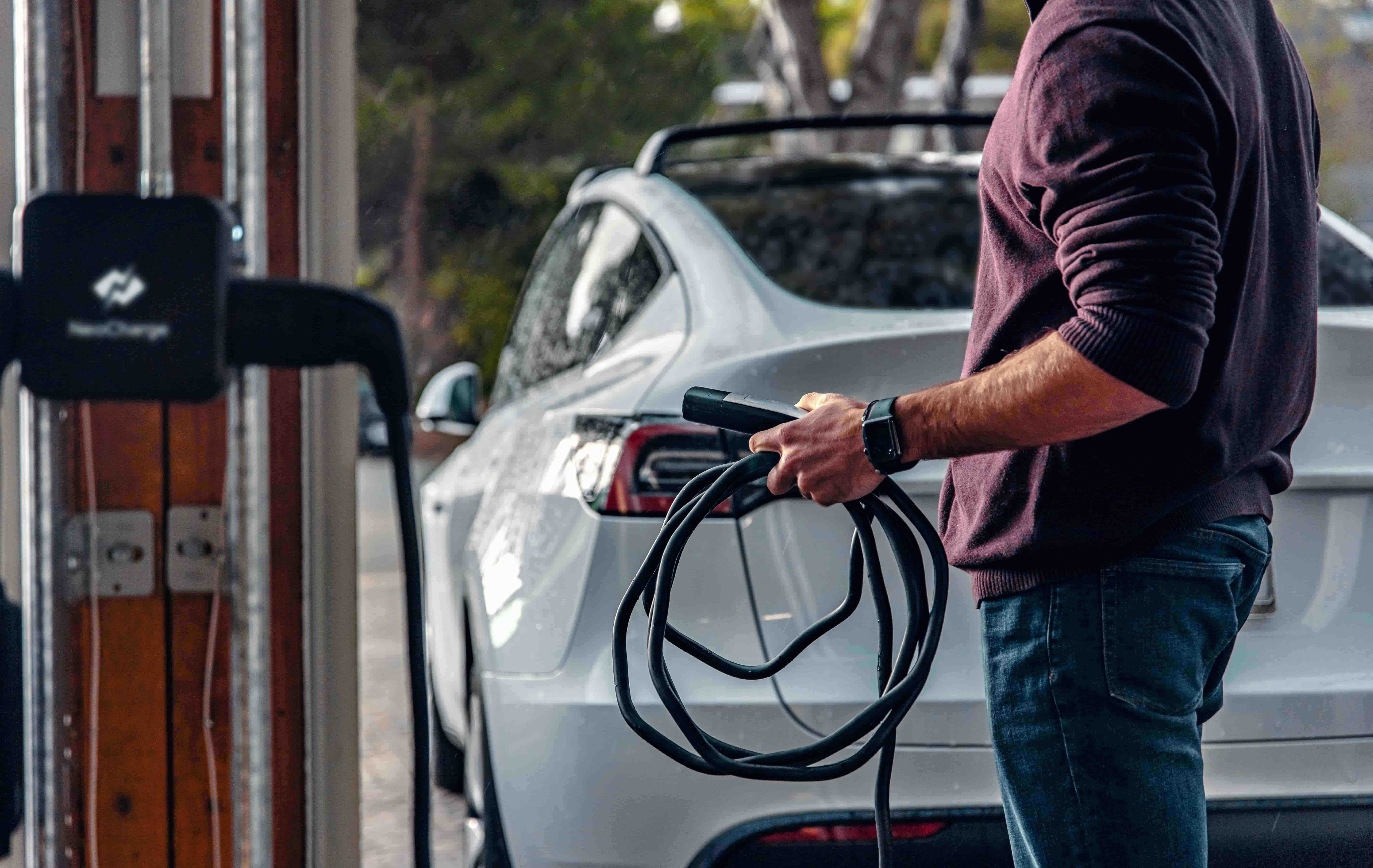 Qui peut installer une borne de recharge pour voiture électrique ?