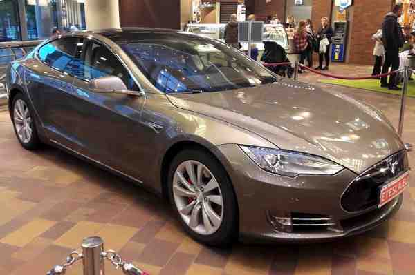 How far can a Tesla go on one charge at 70 mph?