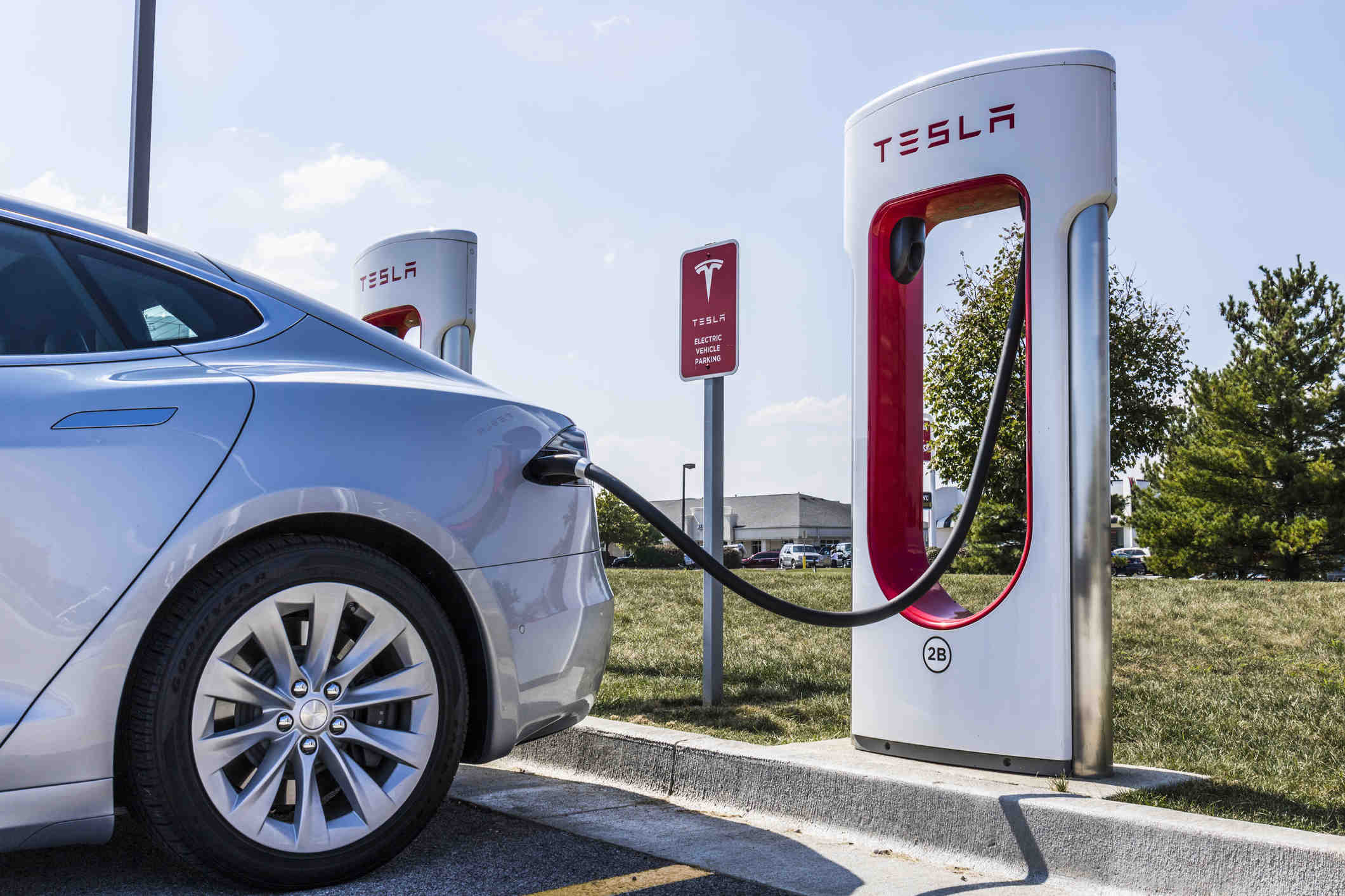 How much does it cost to charge a Tesla car at a charging station?